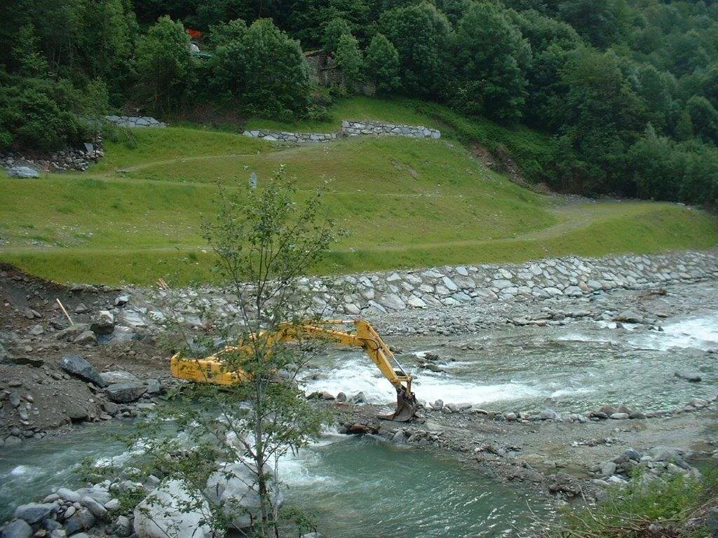 Lavori in alveo dall’archivio Mazzoni Costruzioni